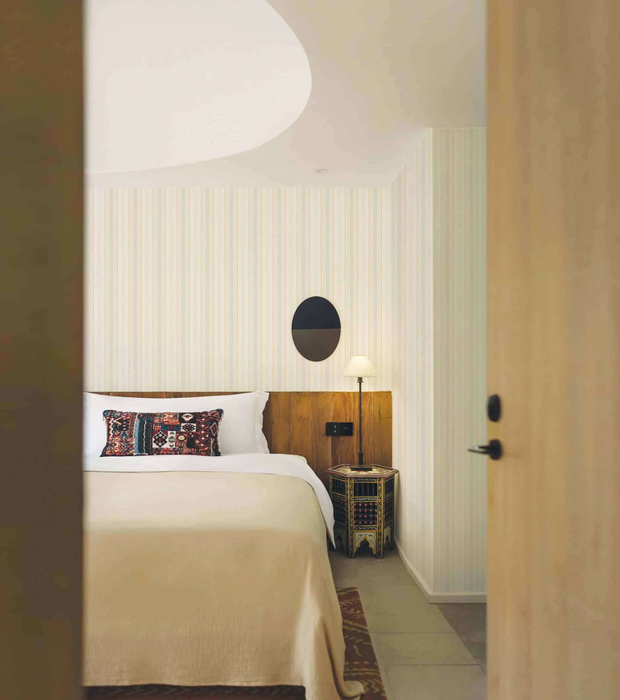 Textured Wallpaper Stripes|Traditional in Beige|Gold